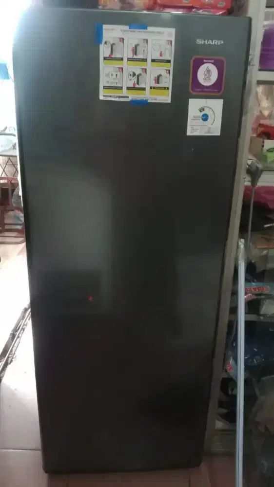 Di Jual BuTuh kulkas freezer Sharp  second tapi rasa Baru