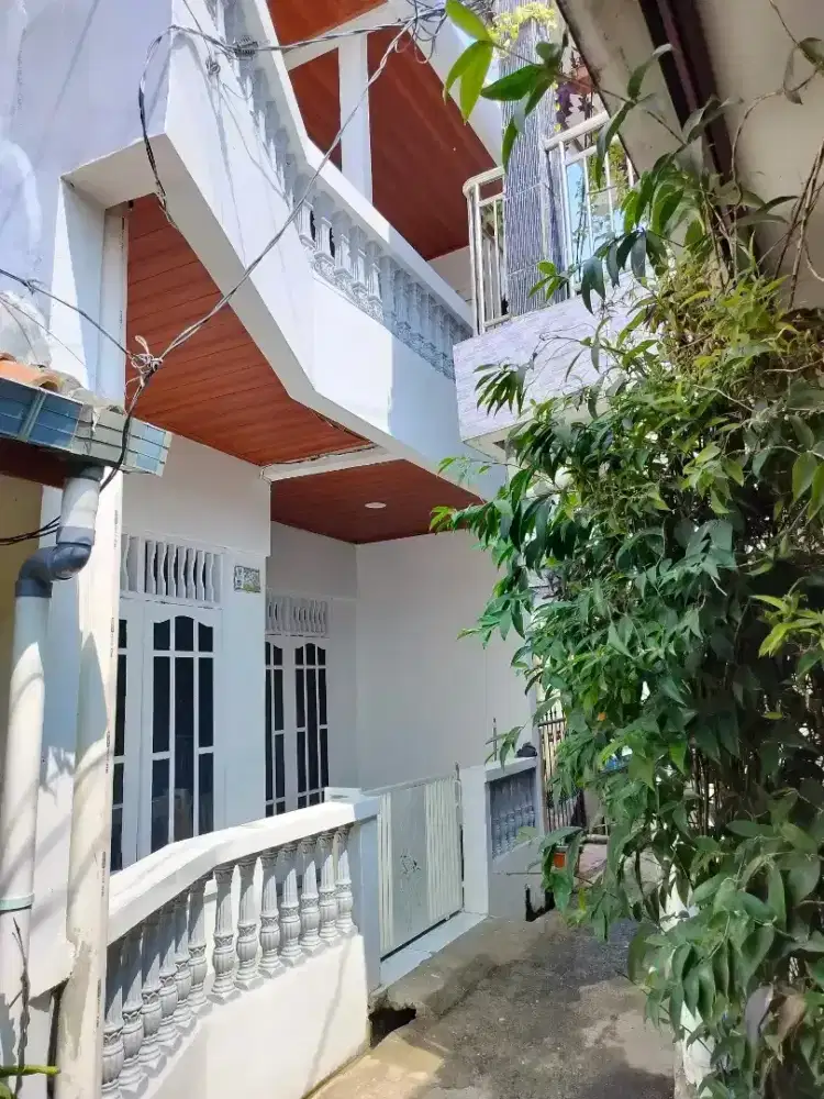 rumah dua lantai sangat strategis di depan kelurahan Srengseng sawah