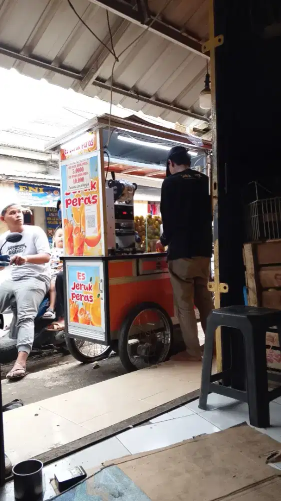 Stand es teh solo dan jeruk peras