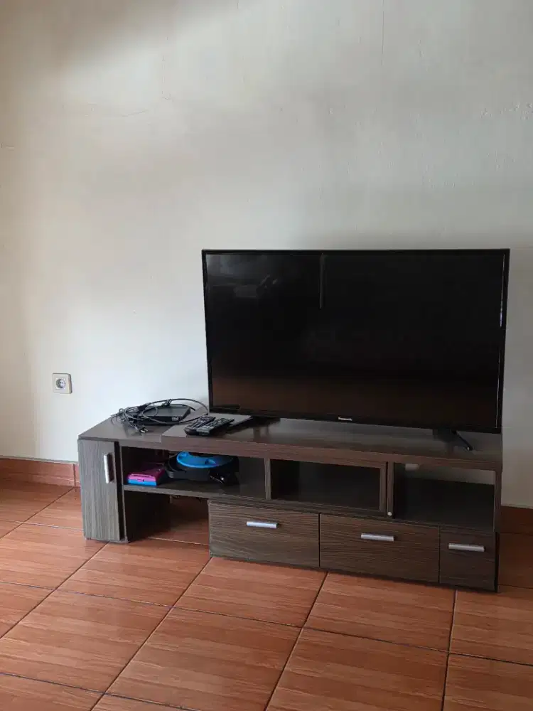Meja TV dan TV LED panasonic