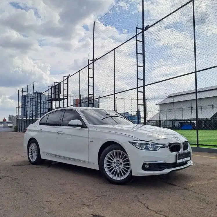 [Dp10%] BMW 320i / 320 F30 Luxury 2018 Putih