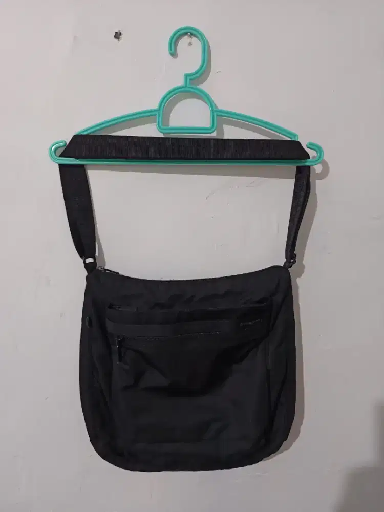 Tas selempang hedgren hitam cakep