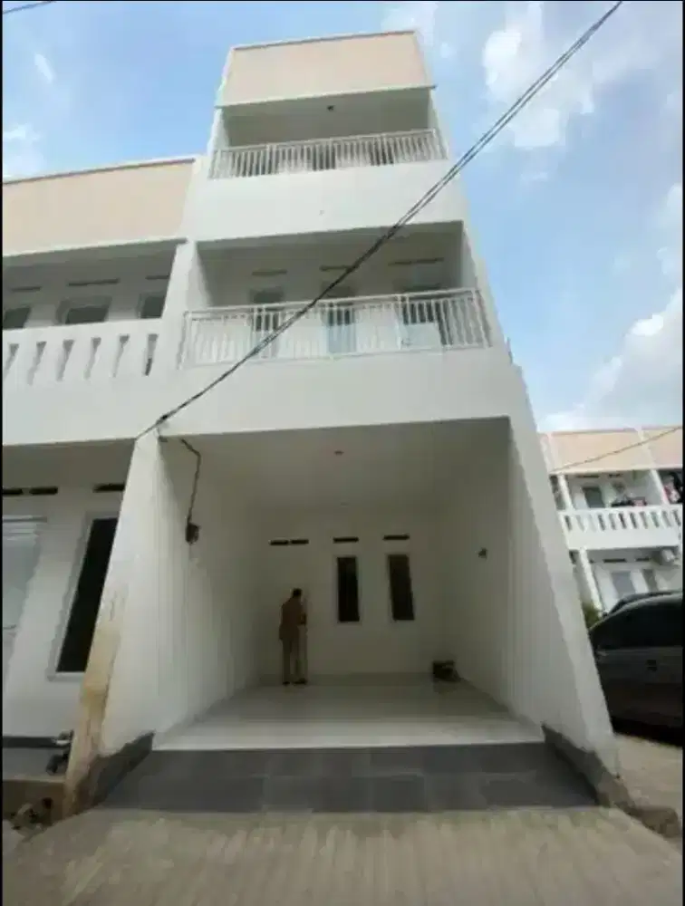 Disewakan Rumah Luas, Sejuk, dan Strategis (Semi Furnished)