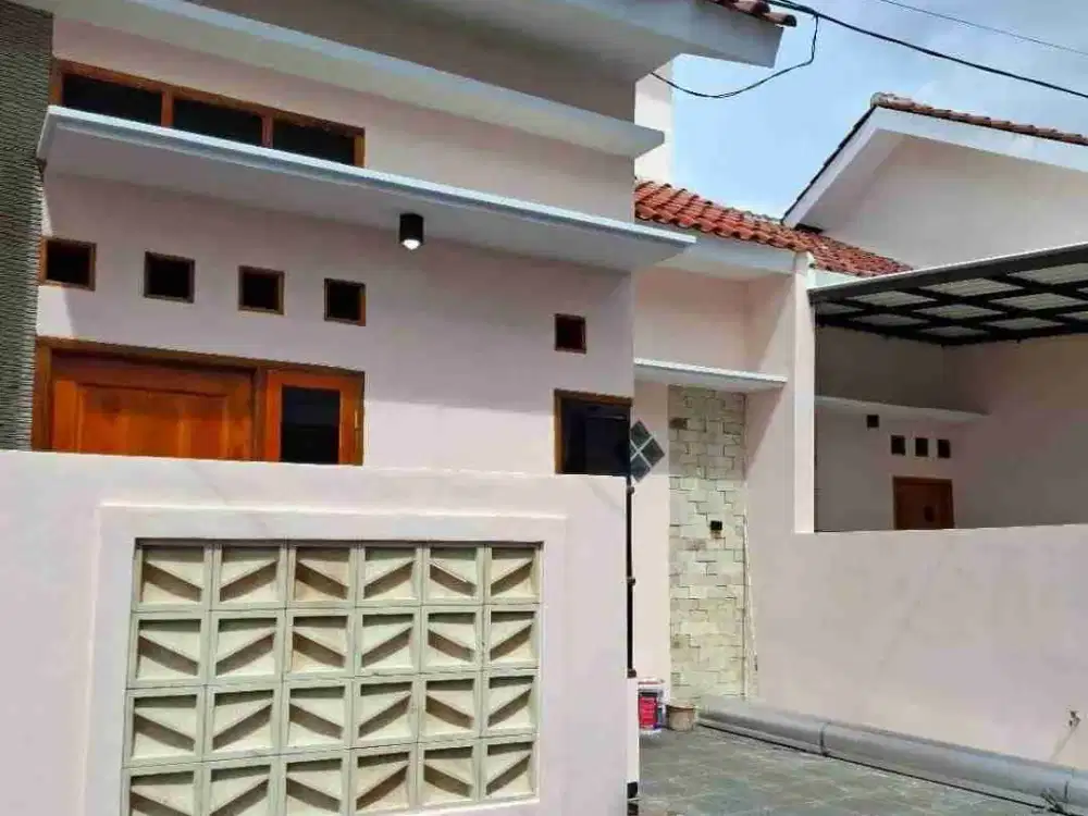 Lokasi strategis dekat stasiun dan angkot..