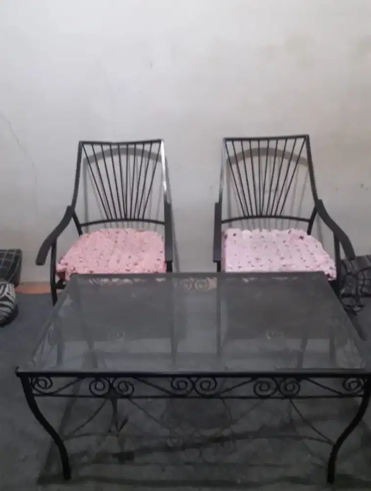 Meja dan 2 kursi besi