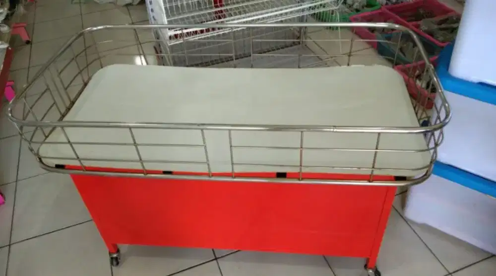 Kranjang baju model kaki-kaki roda