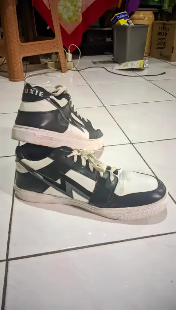 [Preloved] Sepatu Sneakers Proxie Black White - Fit to Size 41-42