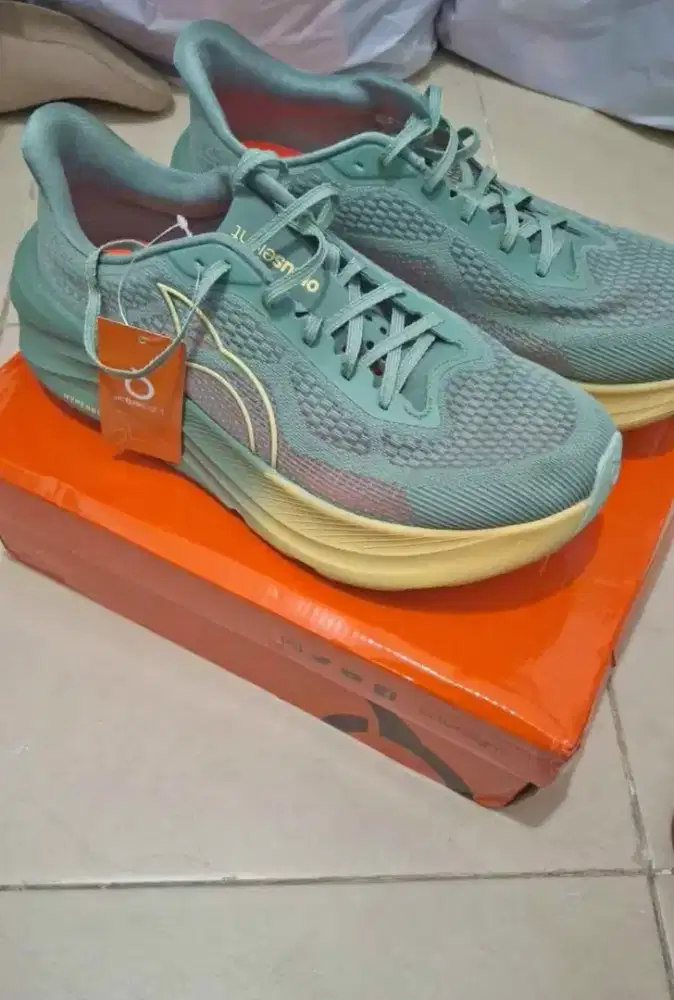 Spatu running ourtusight hyferblas.2 masih baru