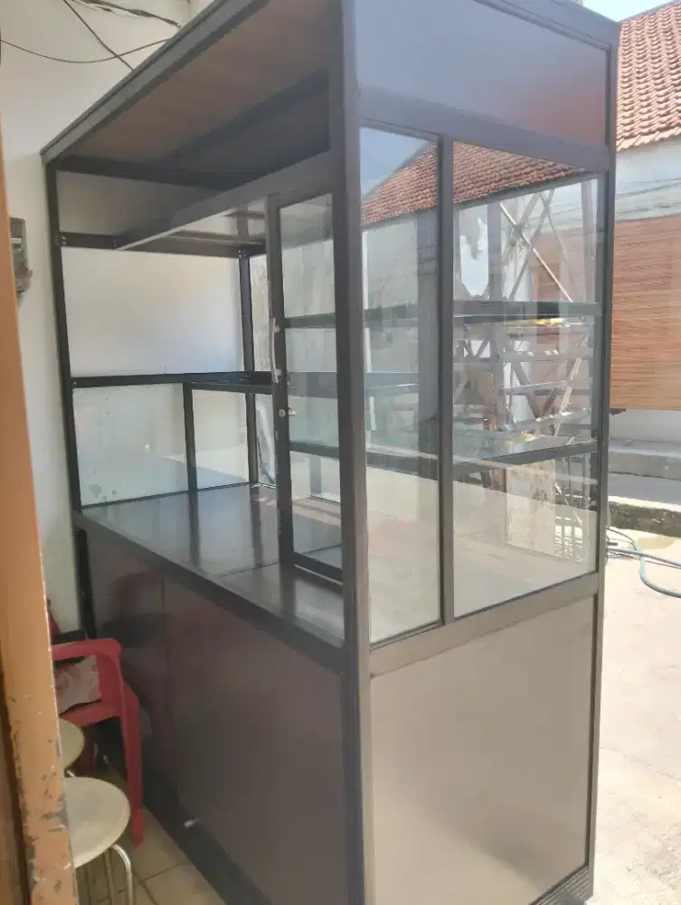 Bergobak etalase bekas masih mulus. Bahan baja ringan.