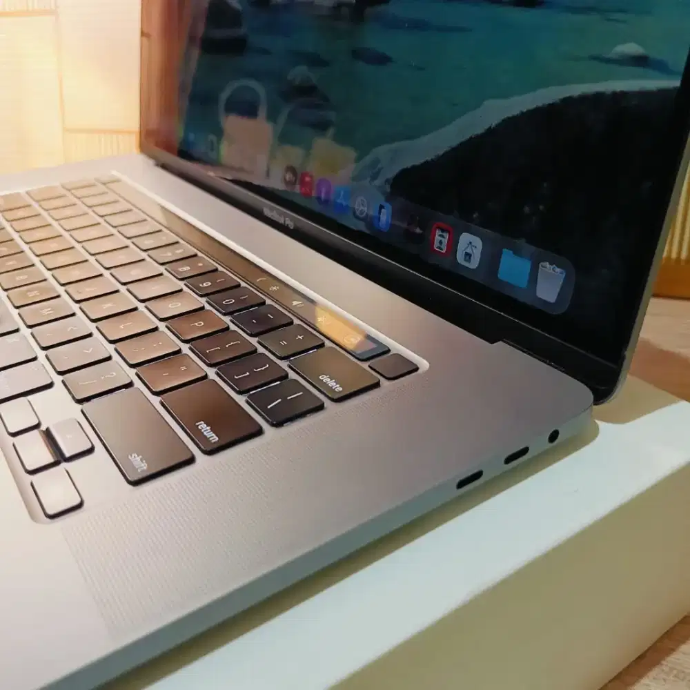 Macbook pro 2019 16 inchi i7 Ram 16gb ssd 512gb fungsional 100%