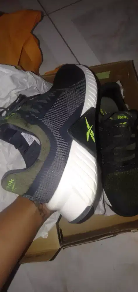 SEPATU REBOOK FLIP CHARGE Men TRAINING