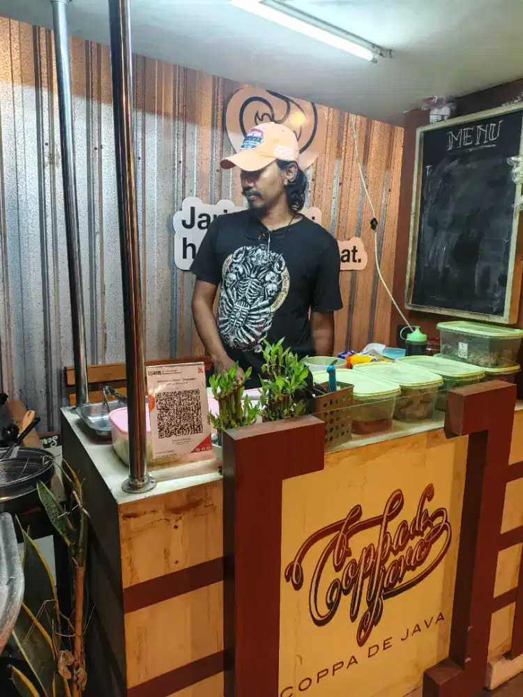 Staff Jaga Stand SegoMboh Kav DPR II  Sidoarjo