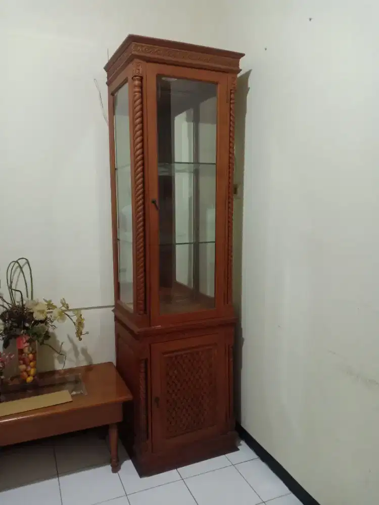 Dijual lemari pajangan hias kaca jati