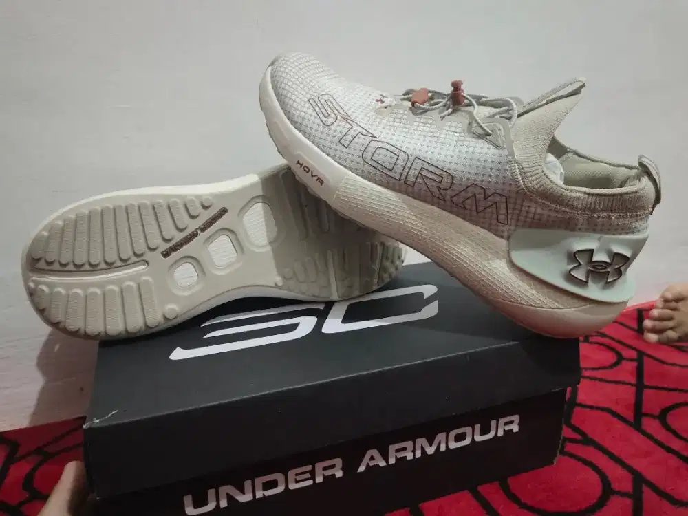 Sepatu under armor houv phantom 3 se Strom baru UK 43