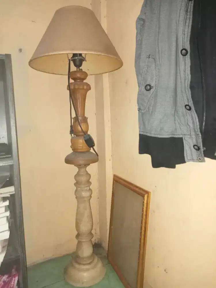 Lampu tidur kayu jati dan guci keramik