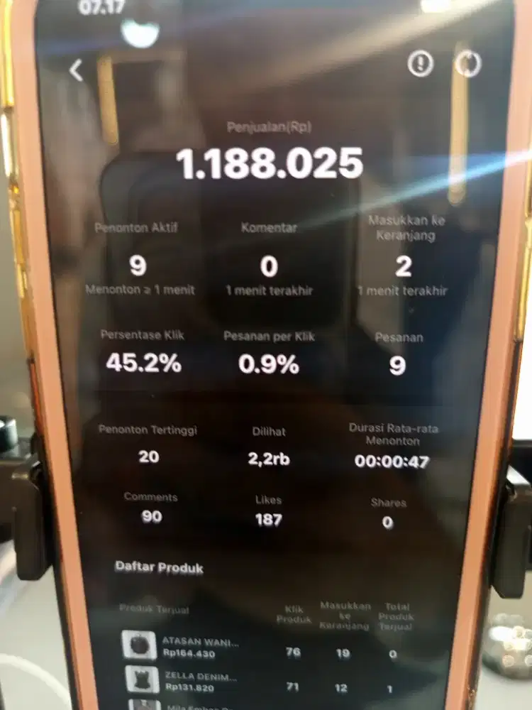 Saya sedang butuh kerjan friend live,, yg butuh orang buwat live inbok