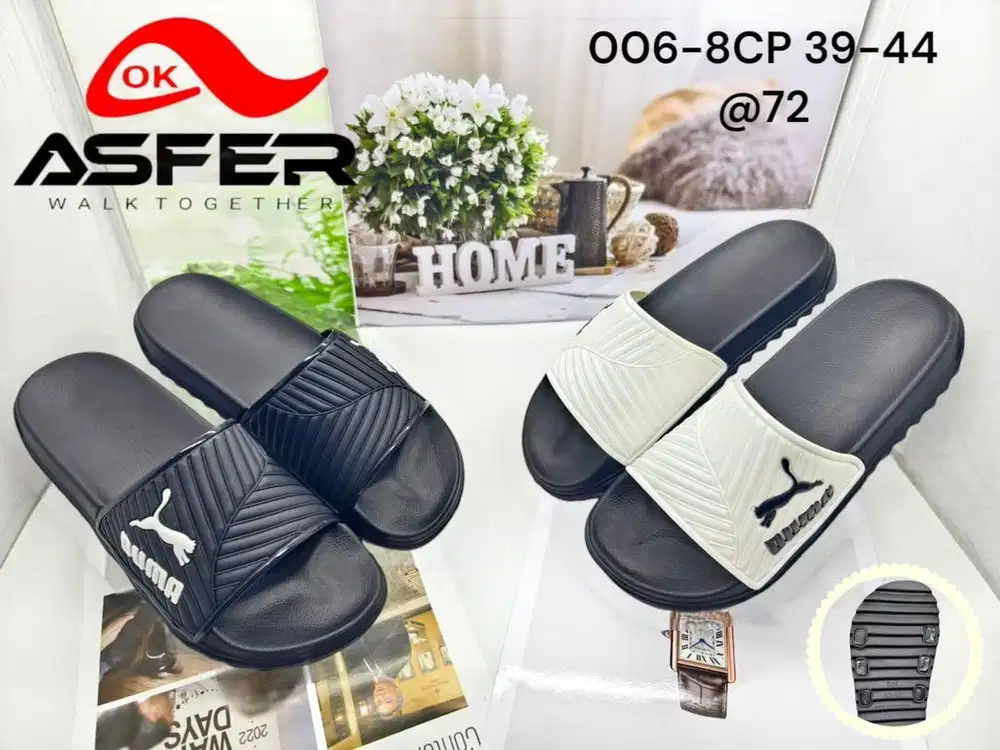 2 cowo di toko Grosir sendal