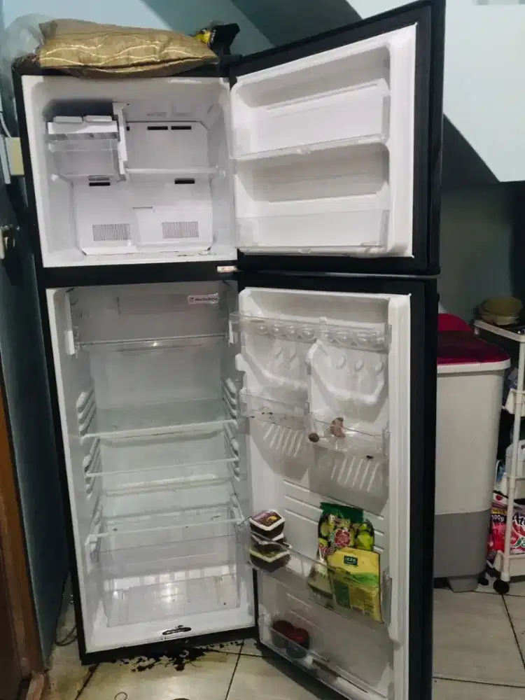 Di jual kulkas sharp 2 pintu seken