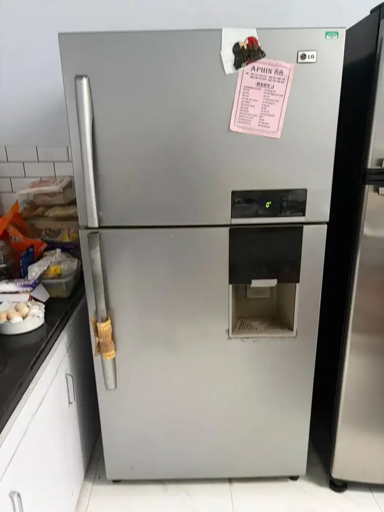 Lemari es LG dua pintu besar sekitar 550 liter