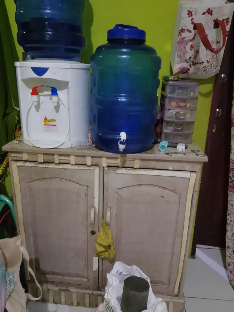 Lemari kayu ukuran sedang