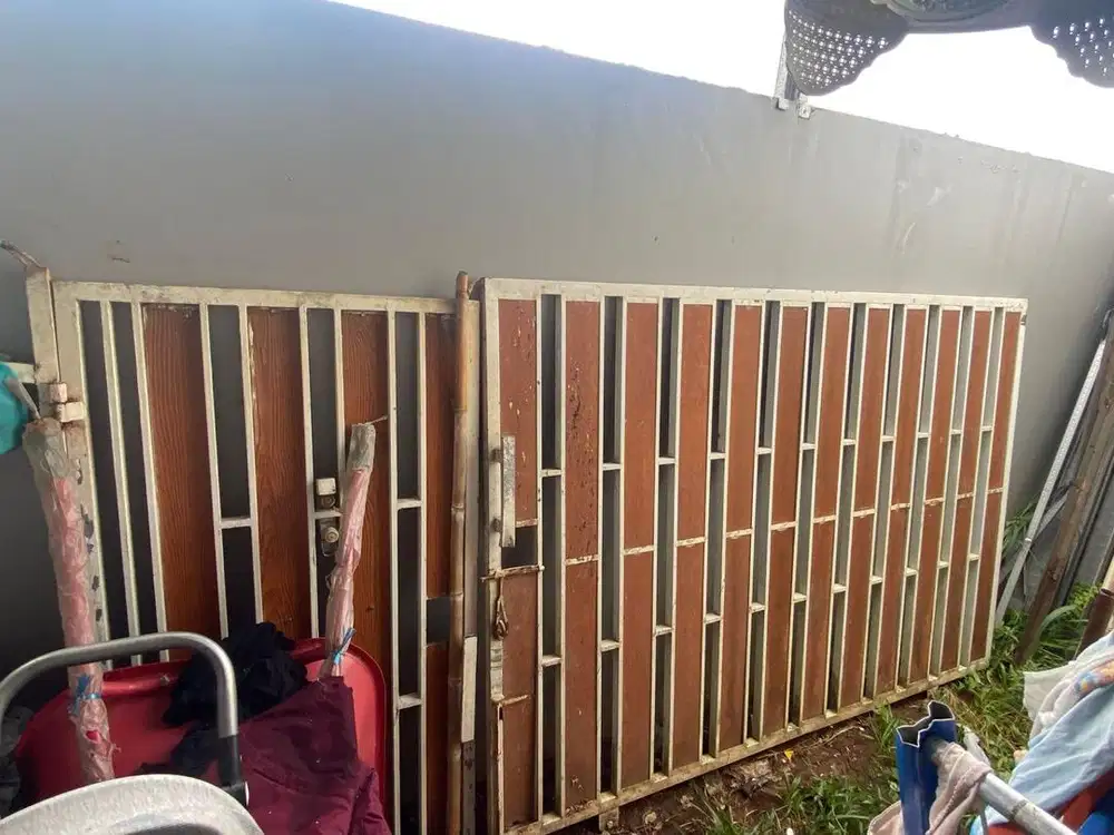 Pager dan tralis pintu tinggal pasang