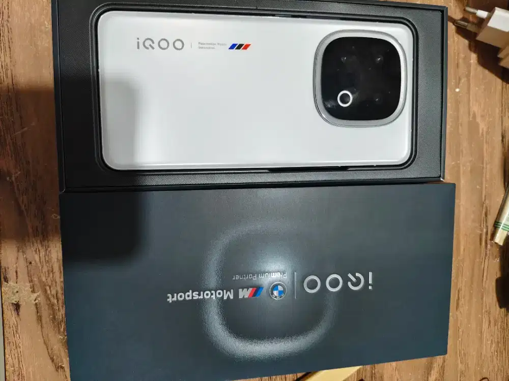 Iqoo 13 12/256gb warna Legend putih