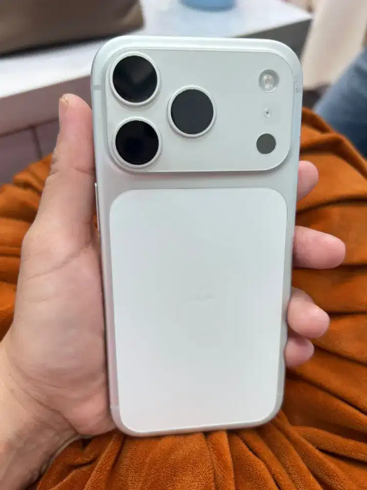 Dijual Iphone 17 Pro Silver 256 GB Ibox fullset