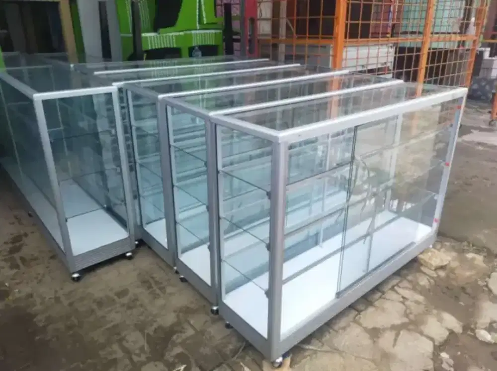 Pembuatan etalase/kusen alumunium