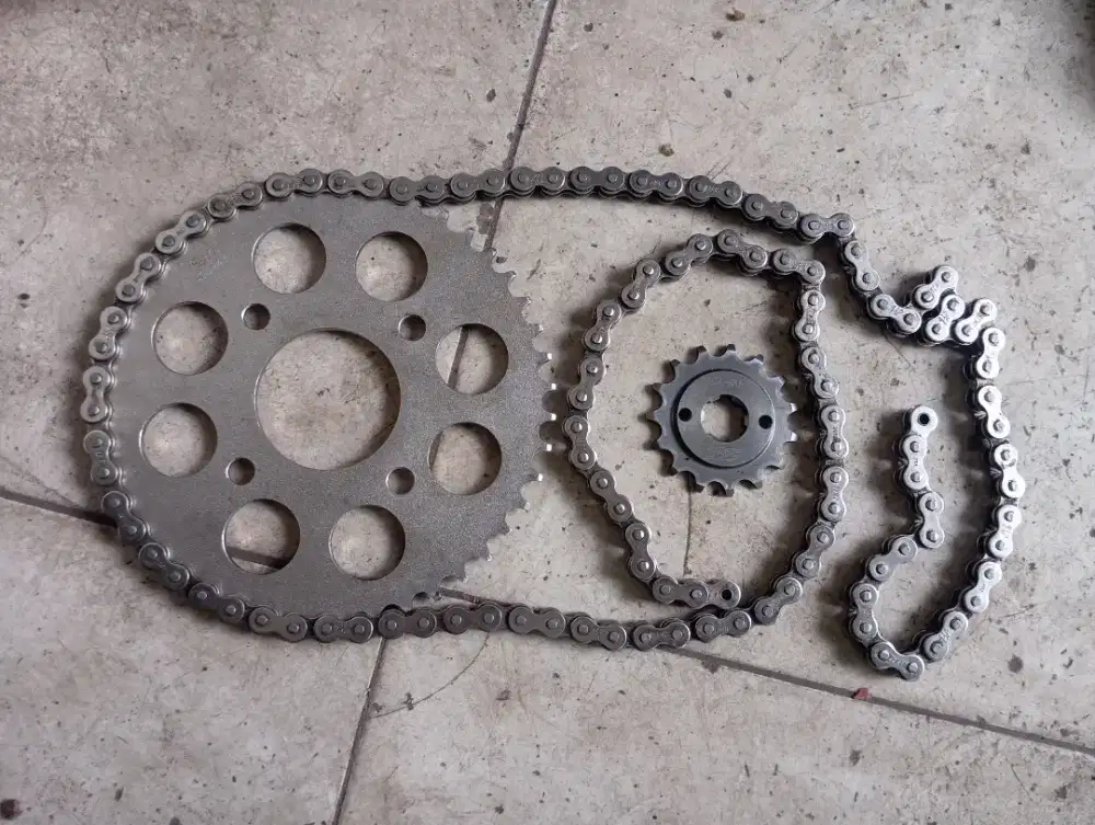 Rantai motor vixion (variasi) merk sss, 1 set .