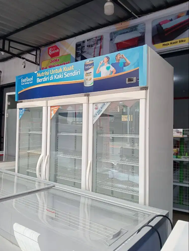 Showcase / chiller bekas murah 3 pintu merk Panasonic 1500L normal