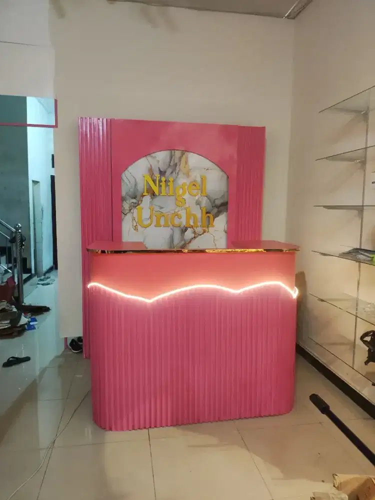 Tempahan meja kasir set backdrop