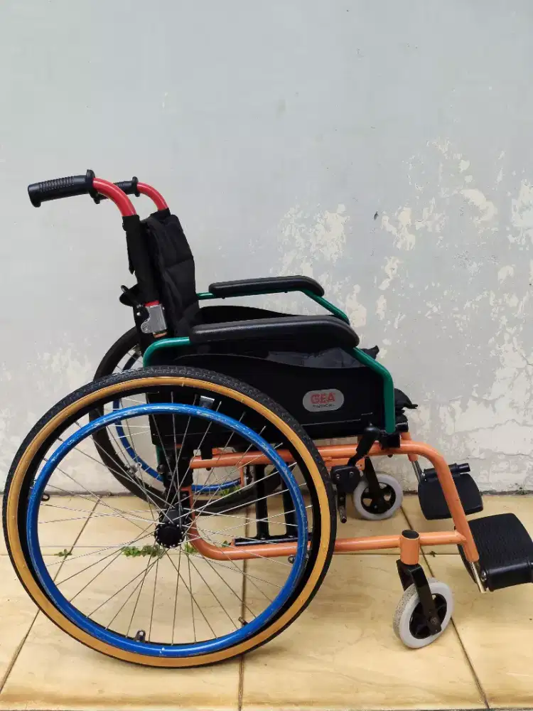 Kursi roda dewasa merek GEA