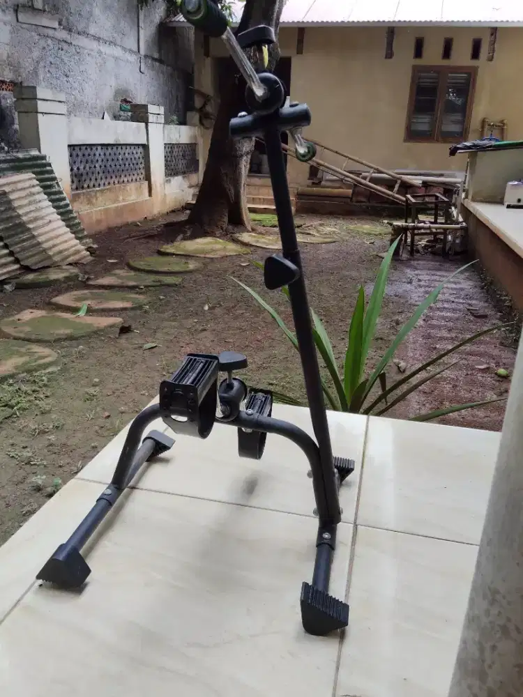 Sepeda statis untuk terapi kaki