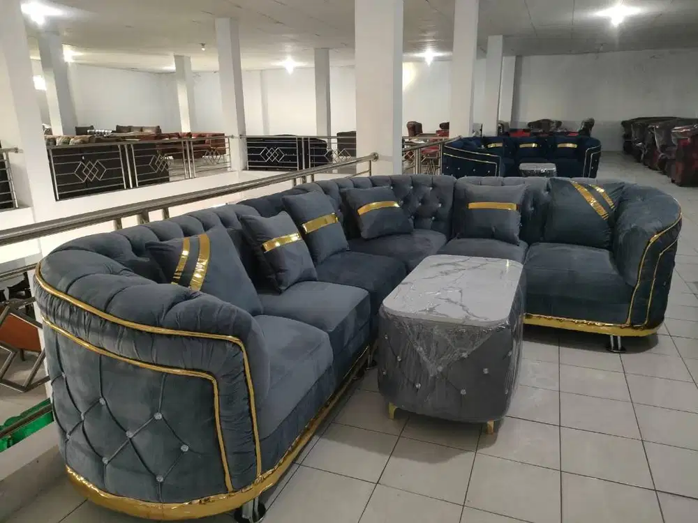 Sofa nyaman, tamu betah berlama-lama.