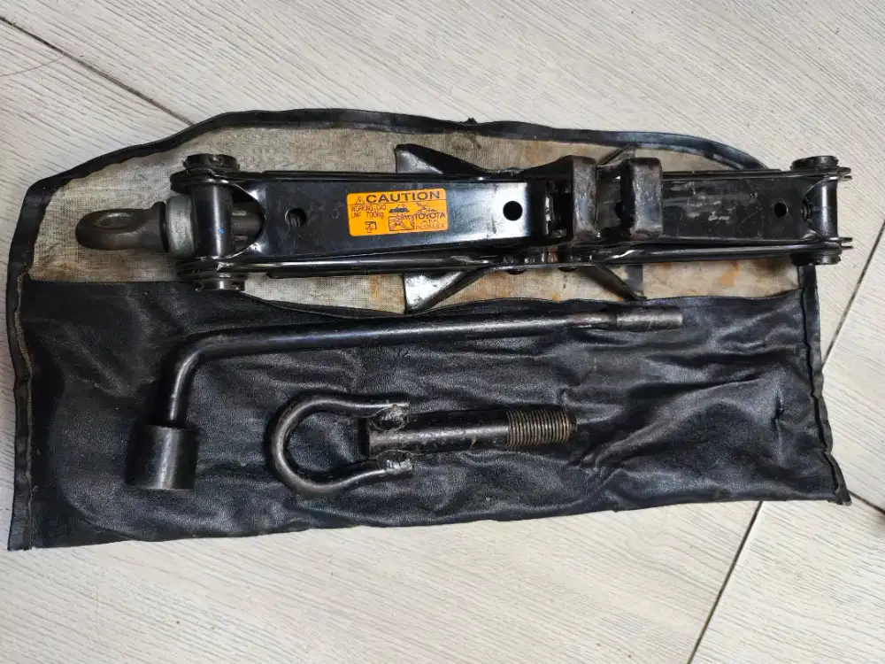 Dongkrak jembatan original TOYOTA