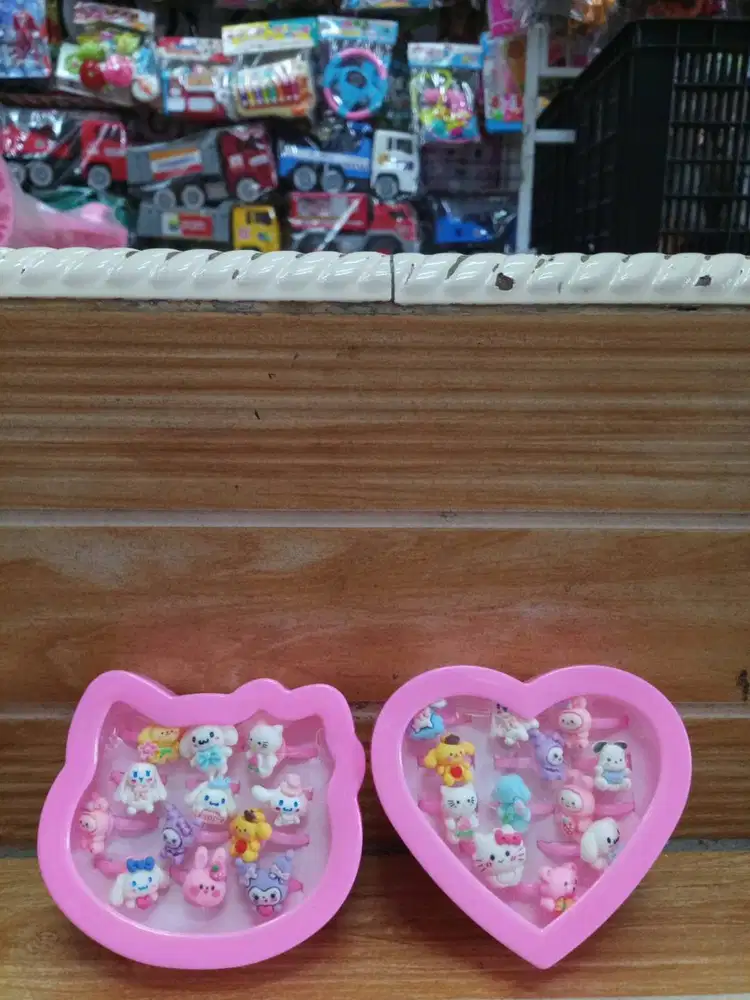 mainan anak cincin karakter box isi 12