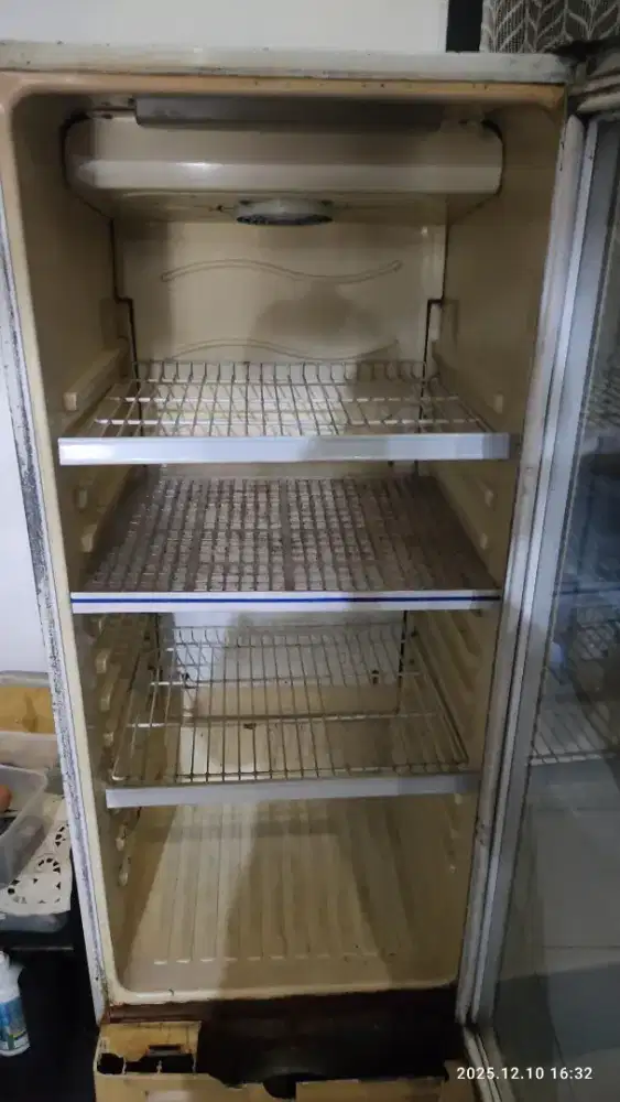 Dijual kulkas showcase merek sharp 3 rak