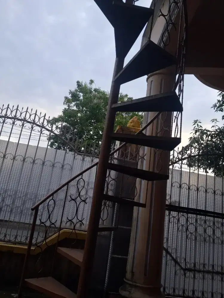 Dijual tangga besi putar