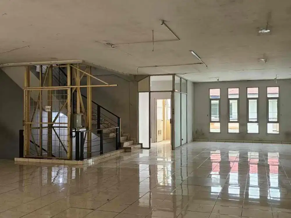 gudang 3 lantai ada lift baranh