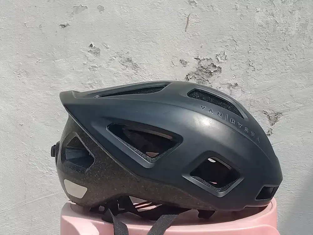 Helm sepeda Van Rysel second terawat