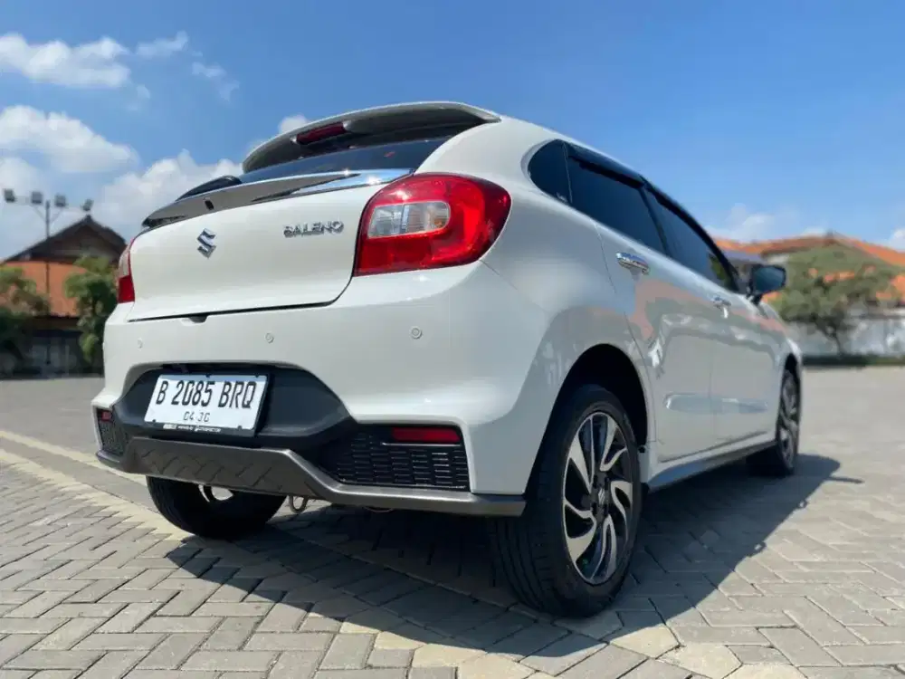 Baleno Hatchbak Matic Putih