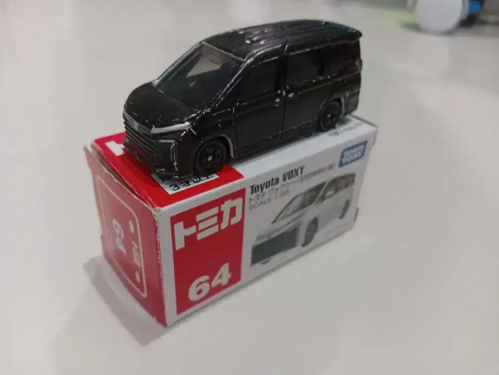 Miniatur toyota voxy hasil cat ulang