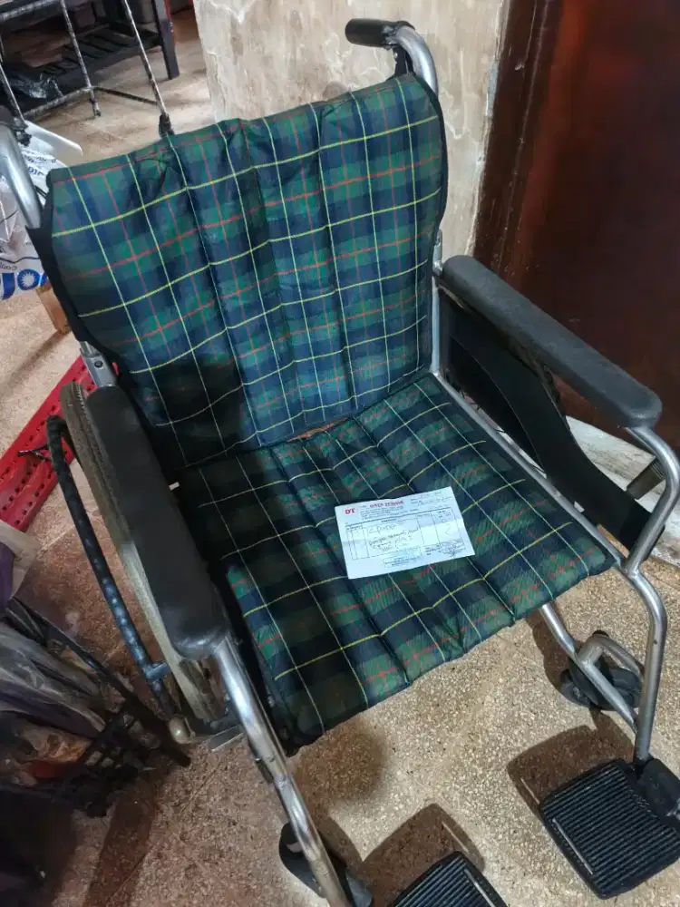 Kursi Roda sangat ringan bukan besi jadi sangat ringan