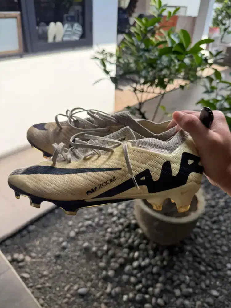 Sepatu bola ori nike