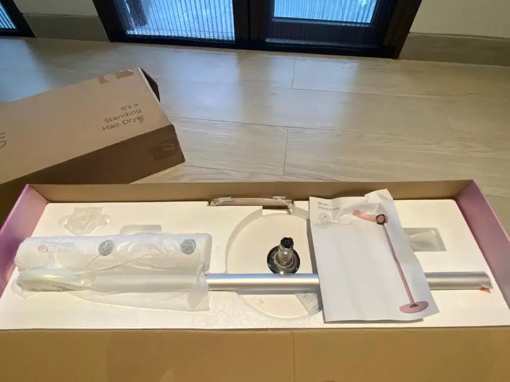 Windfree standing hair dryer