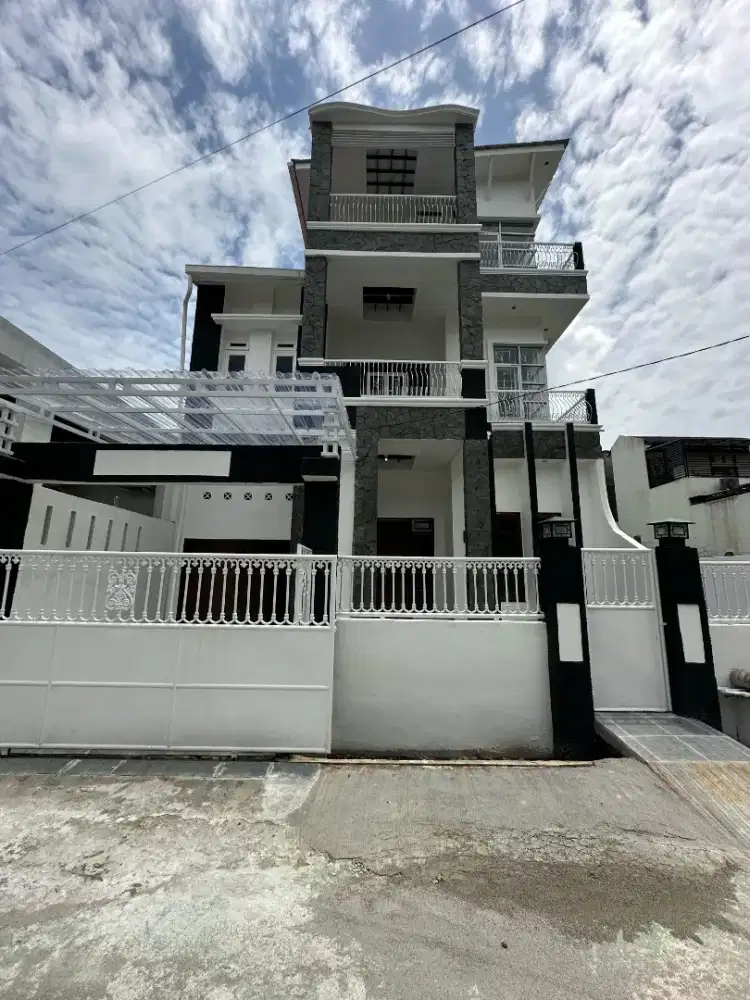 Perumahan 3 lantai dalam komplek Tasbi 2