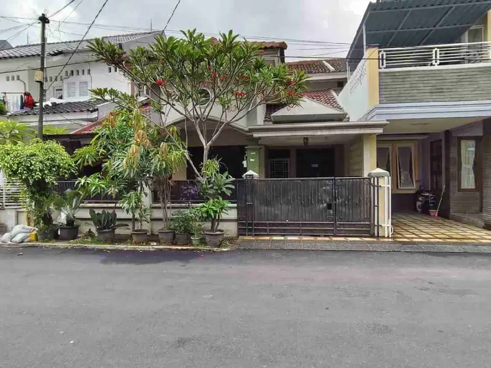 Rumah nyaman siap huni one gate system 2 lantai LT 128 LB200 di Pekayon bebas banjir