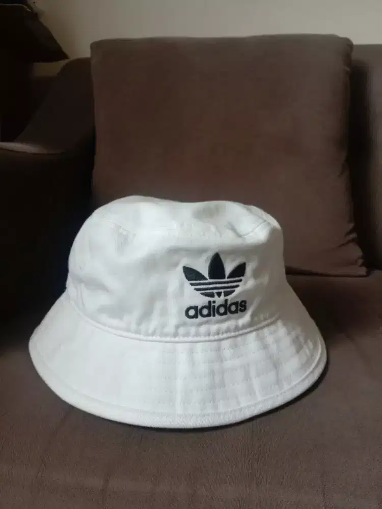 topi bucket adidas