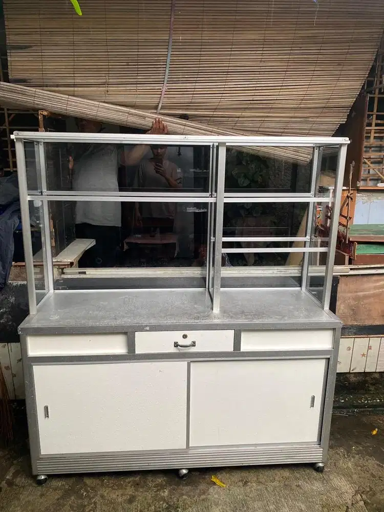 Etalase lebar 2 meter