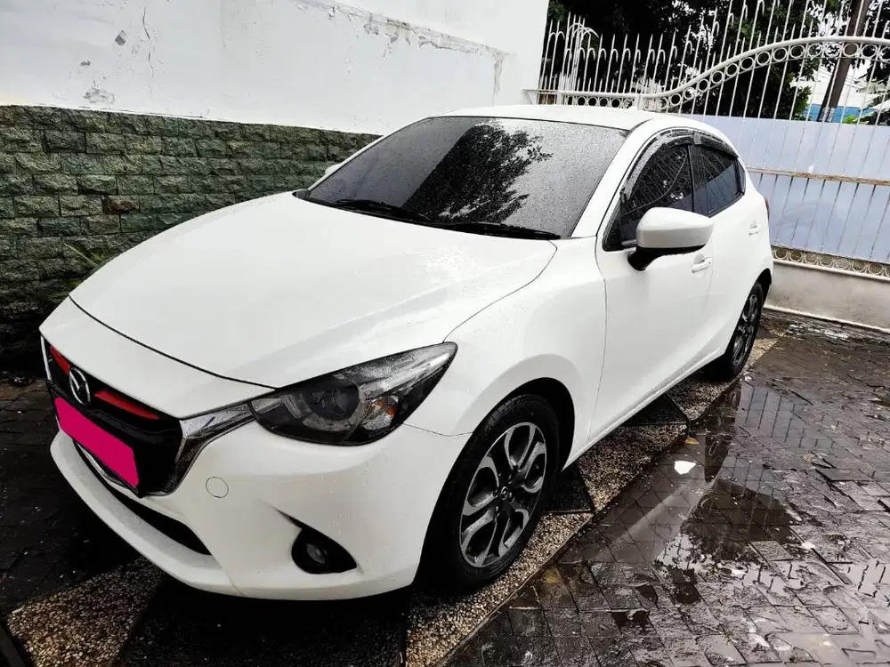 Mazda 2 Skyactive Tahun 2014 Warna putih
